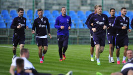 Антон СОСНИН, Александр САПЕТА, Роман БЕРЕЗОВСКИЙ, Павел ПОГРЕБНЯК, Александр ЗОТОВ и Александр ТАШАЕВ (слева направо): бело-голубые намерены расстаться с тремя игроками.