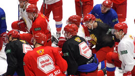 Быт команды на арене перед тренировкой.