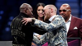 Флойд МЕЙВЕЗЕР (слева) и Конор МАКГРЕГОР.