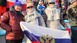 Сегодня. Пхенчхан. Глава ФЛГР Елена ВЯЛЬБЕ (слева).