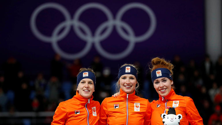 Голландский пьедестал: (слева направо) Ирен ВЮСТ (серебро), Карлейн АХТЕРЕКТЕ (золото) и Антуанетта ДЕ ЙОНГ (бронза). Фото REUTERS Голландский пьедестал: (слева направо) Ирен ВЮСТ (серебро), Карлейн АХТЕРЕКТЕ (золото) и Антуанетта ДЕ ЙОНГ (бронза). Фото REUTERS