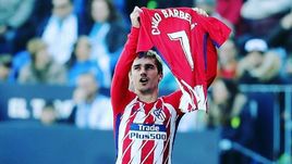 Гризманн почтил память юного футболиста. Агуэро и де Брейне разорвали "Лестер"