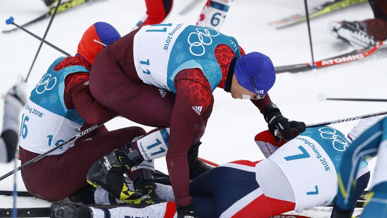 Сегодня. Пхенчхан. Падение Андрея ЛАРЬКОВА, Дениса СПИЦОВА и Симена КРЮГЕРА. Фото REUTERS Сегодня. Пхенчхан. Падение Андрея ЛАРЬКОВА, Дениса СПИЦОВА и Симена КРЮГЕРА. Фото REUTERS