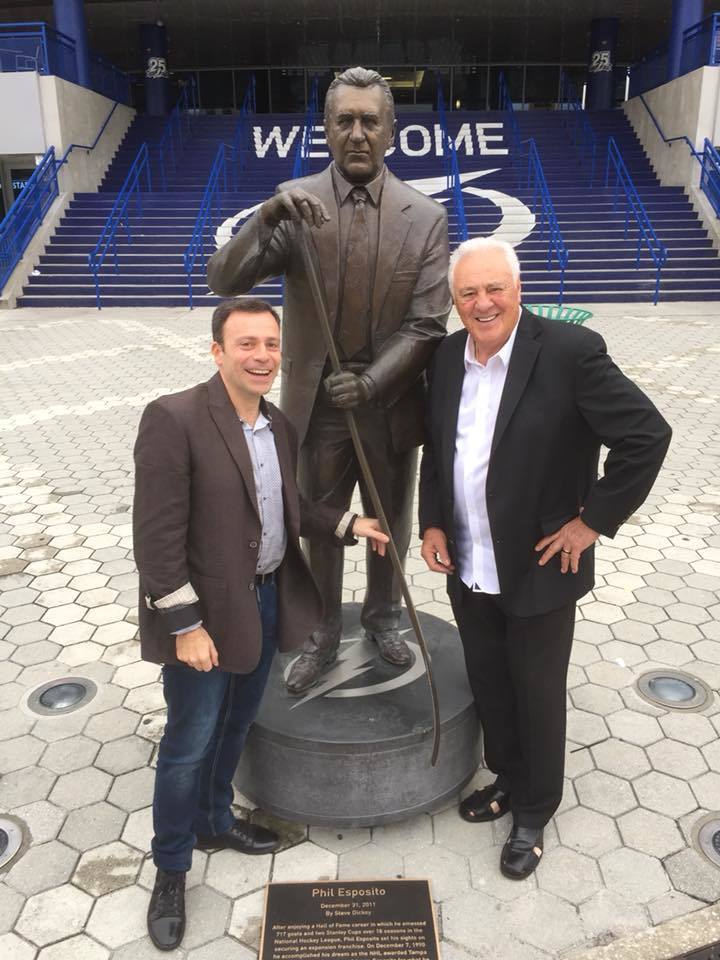 Игорь РАБИНЕР и Фил ЭСПОЗИТО у статуи легендарного хоккеиста в Тампе. Игорь РАБИНЕР и Фил ЭСПОЗИТО у статуи легендарного хоккеиста в Тампе.