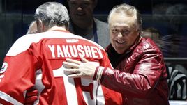 2012 год. Фил ЭСПОЗИТО (справа) и Александр ЯКУШЕВ празднуют юбилей Суперсерии-72.