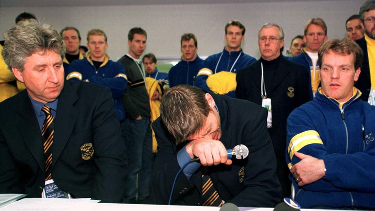 Слезы Ульфа САМУЭЛЬССОНА на пресс-конференции после его дисквалификации. Фото REUTERS Слезы Ульфа САМУЭЛЬССОНА на пресс-конференции после его дисквалификации. Фото REUTERS