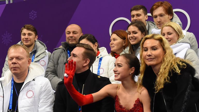 Алина ЗАГИТОВА со своей командой. Фото REUTERS Алина ЗАГИТОВА со своей командой. Фото REUTERS