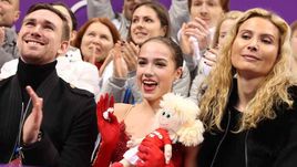 Алина ЗАГИТОВА (в центре).