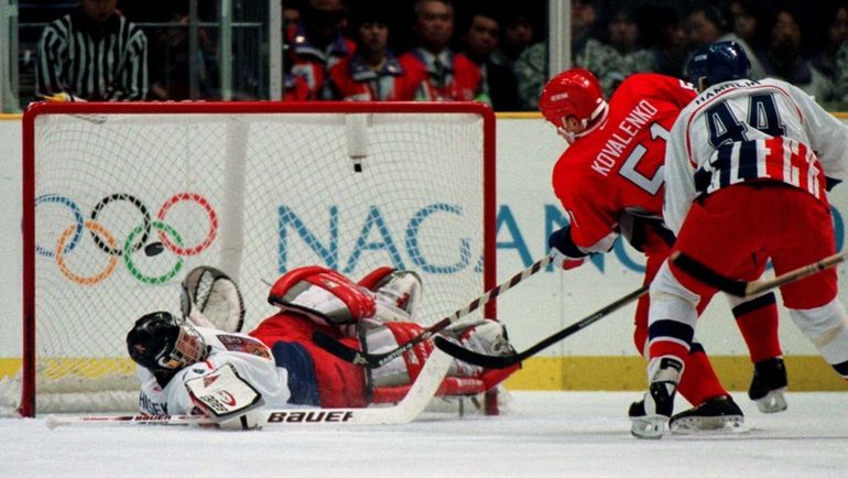 22 февраля 1998 года. Нагано. Чехия - Россия - 1:0. Доминик ГАШЕК останавливает Андрея КОВАЛЕНКО. Фото REUTERS 22 февраля 1998 года. Нагано. Чехия - Россия - 1:0. Доминик ГАШЕК останавливает Андрея КОВАЛЕНКО. Фото REUTERS