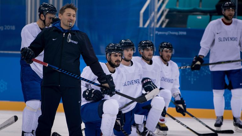Тренировка сборной Словакии в Корее. Фото AFP Тренировка сборной Словакии в Корее. Фото AFP