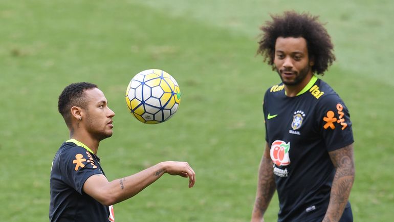 НЕЙМАР и МАРСЕЛУ могли бы играть вместе не только в сборной Бразилии, но и в одном клубе. Фото AFP НЕЙМАР и МАРСЕЛУ могли бы играть вместе не только в сборной Бразилии, но и в одном клубе. Фото AFP