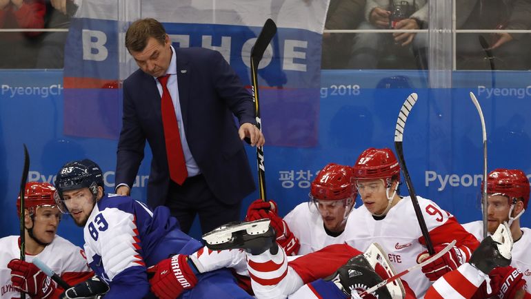 После силового приема Зубарева Мартин БАКОШ (№83) улетел прямо под ноги к Олегу ЗНАРКУ. Фото AFP После силового приема Зубарева Мартин БАКОШ (№83) улетел прямо под ноги к Олегу ЗНАРКУ. Фото AFP