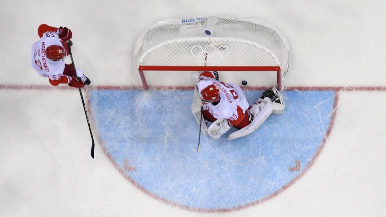 Вратарь сборной России Василий КОШЕЧКИН (справа). Фото AFP Вратарь сборной России Василий КОШЕЧКИН (справа). Фото AFP