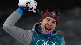 Четверг. Пхенчхан. Анастасия КУЗЬМИНА радуется серебряной медали в индивидуальной гонке.