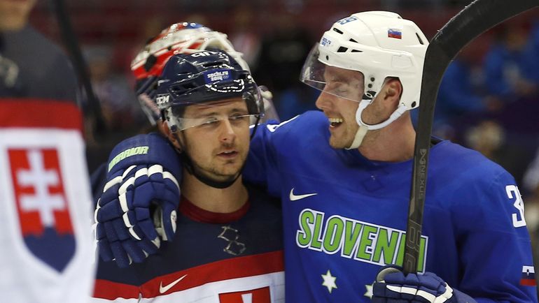 Словенец Ян МУРШАК со словаком Томашем ТАТАРОМ после матча олимпийского турнира в Сочи. Фото REUTERS Словенец Ян МУРШАК со словаком Томашем ТАТАРОМ после матча олимпийского турнира в Сочи. Фото REUTERS