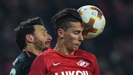 Четверг. Москва. Тушино. "Спартак" - "Атлетик" - 1:3. Илья КУТЕПОВ (справа) против Арица АДУРИСА.