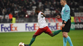 Четверг. Ницца. "Ницца" - "Локомотив" - 2:3. 69-я минута. Мануэл ФЕРНАНДЕШ (слева) ударом со штрафного забивает свой второй гол и сравнивает счет в матче.