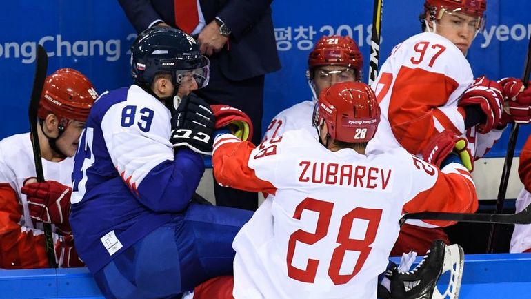 Среда. Пхенчхан. Словакия - Россия - 3:2. Андрей ЗУБАРЕВ проводит силовой прием против словацкого нападающего Мартина БАКОША. Фото AFP Среда. Пхенчхан. Словакия - Россия - 3:2. Андрей ЗУБАРЕВ проводит силовой прием против словацкого нападающего Мартина БАКОША. Фото AFP