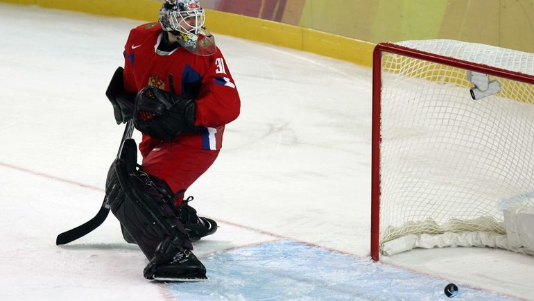 15 февраля 2006 года. Турин. Россия - Словакия - 3:5. Шайба в воротах Ильи БРЫЗГАЛОВА. Фото REUTERS 15 февраля 2006 года. Турин. Россия - Словакия - 3:5. Шайба в воротах Ильи БРЫЗГАЛОВА. Фото REUTERS