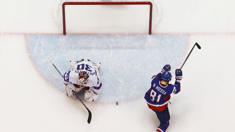 18 февраля 2010 года. Ванкувер. Россия - Словакия - 2:1 Б. Для Илья БРЫЗГАЛОВА матч со словаками снова стал неудачным - до его выхода на замену в четвертьфинале с Канадой ворота сборной защищал Евгений Набоков. Фото REUTERS 18 февраля 2010 года. Ванкувер. Россия - Словакия - 2:1 Б. Для Илья БРЫЗГАЛОВА матч со словаками снова стал неудачным - до его выхода на замену в четвертьфинале с Канадой ворота сборной защищал Евгений Набоков. Фото REUTERS