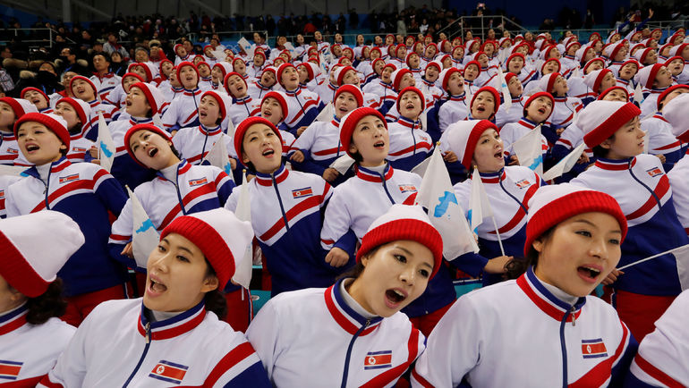 Эмоции северокорейских болельщиц. Фото REUTERS Эмоции северокорейских болельщиц. Фото REUTERS