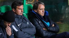 Четверг. Глазго. "Селтик" - "Зенит" - 1:0. Роберто МАНЧИНИ (справа) остался недоволен игрой команды.