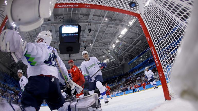 Очередная шайба влетает в ворота сборной Словении. Фото AFP Очередная шайба влетает в ворота сборной Словении. Фото AFP