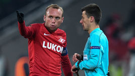 Четверг. Москва. "Спартак" - "Атлетик" - 1:3. Капитан красно-белых Денис ГЛУШАКОВ и судья Бенуа БАСТЬЕН.