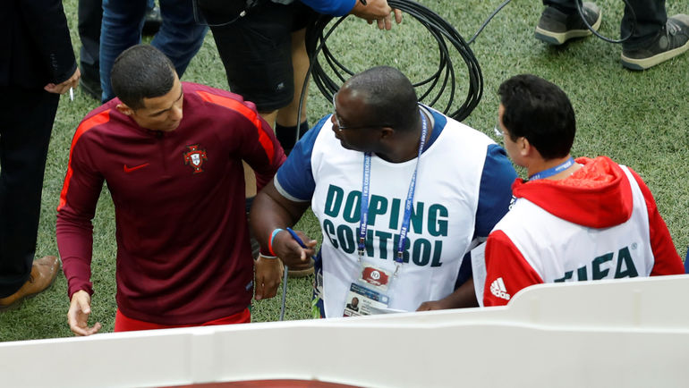 Капитан сборной Португалии КРИШТИАНУ РОНАЛДУ и допинг-офицеры на Кубке конфедераций-2017. Фото REUTERS Капитан сборной Португалии КРИШТИАНУ РОНАЛДУ и допинг-офицеры на Кубке конфедераций-2017. Фото REUTERS