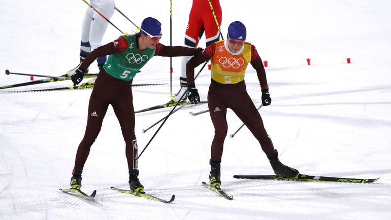 Юлия БЕЛОРУКОВА (слева) передала эстафету Анастасии СЕДОВОЙ первой. Фото REUTERS Юлия БЕЛОРУКОВА (слева) передала эстафету Анастасии СЕДОВОЙ первой. Фото REUTERS
