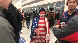 Грустные американцы, веселые россияне и странный человек-флаг США