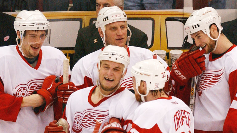 2002 год. Павел ДАЦЮК (на скамейке слева) и Бретт ХАЛЛ (на скамейке в центре). Фото REUTERS 2002 год. Павел ДАЦЮК (на скамейке слева) и Бретт ХАЛЛ (на скамейке в центре). Фото REUTERS