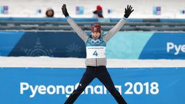 Суббота. Пхенчхан. Анастасия КУЗЬМИНА празднует победу в масс-старте.