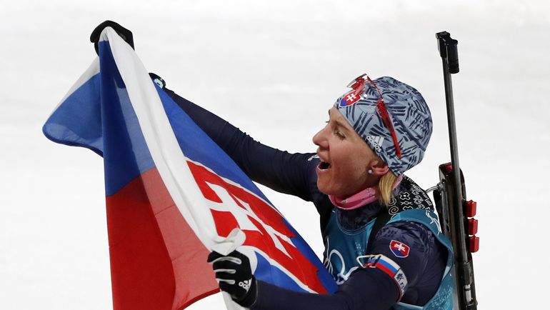 Анастасия КУЗЬМИНА со словацким флагом. Фото REUTERS Анастасия КУЗЬМИНА со словацким флагом. Фото REUTERS