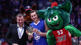 Суббота. Санкт-Петербург. Сергей КУЩЕНКО (слева) вручает приз Райану БРОКХОФФУ.