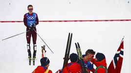 Воскресенье. Пхенчхан. Денис СПИЦОВ на финише. Следом за норвежцами.