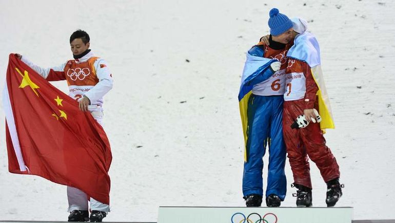 Сегодня. Пхенчхан. Китаец Цзя Цзунян, украинец Александр АБРАМЕНКО и россиянин Илья БУРОВ (слева направо). Фото AFP Сегодня. Пхенчхан. Китаец Цзя Цзунян, украинец Александр АБРАМЕНКО и россиянин Илья БУРОВ (слева направо). Фото AFP