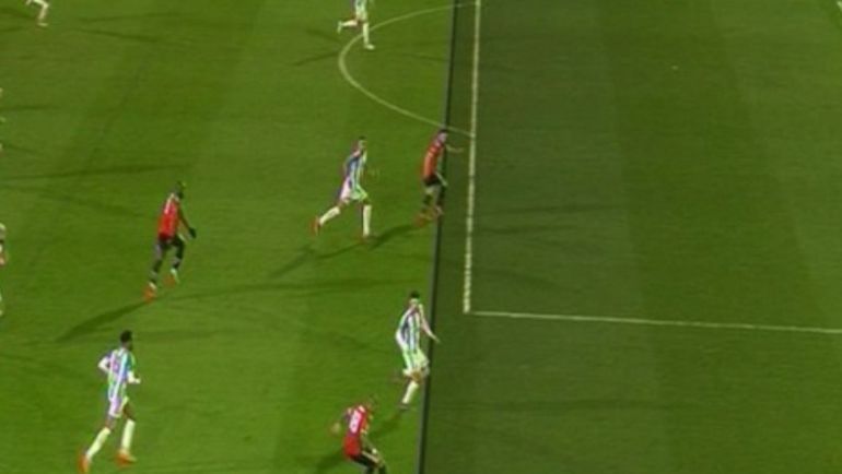 Судья Кевин Френд после консультации с видеоарбитром отменил гол Хуана МАТЫ из-за офсайда. Судья Кевин Френд после консультации с видеоарбитром отменил гол Хуана МАТЫ из-за офсайда.