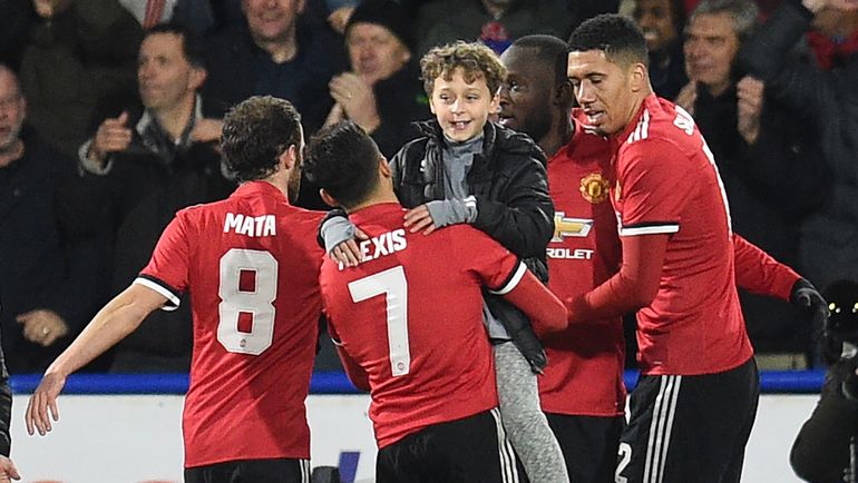 Выбежавший на поле мальчик празднует победу вместе с игроками. Фото REUTERS Выбежавший на поле мальчик празднует победу вместе с игроками. Фото REUTERS