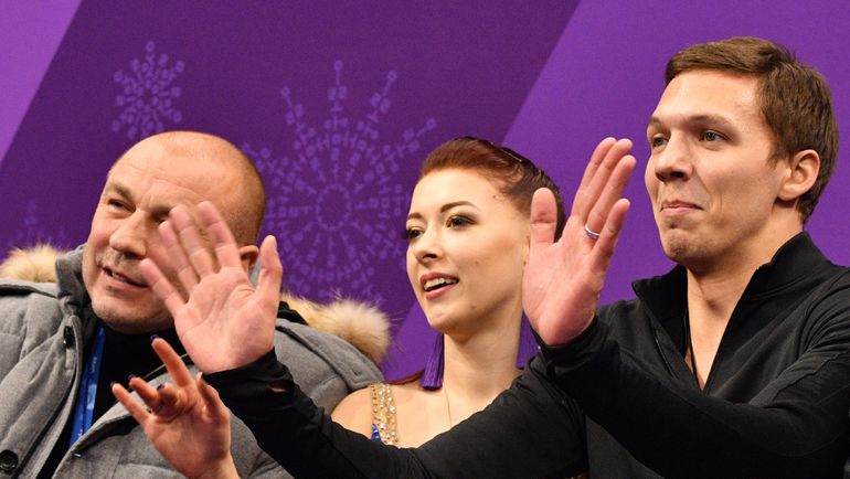 Екатерина БОБРОВА, Дмитрий СОЛОВЬЕВ и их тренер Александр ЖУЛИН. Фото AFP Екатерина БОБРОВА, Дмитрий СОЛОВЬЕВ и их тренер Александр ЖУЛИН. Фото AFP