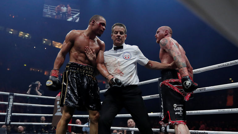 Судей бой между Джорджем ГРОУВСОМ и Крисом ЮБЕНКОМ-младшим. Фото REUTERS Судей бой между Джорджем ГРОУВСОМ и Крисом ЮБЕНКОМ-младшим. Фото REUTERS