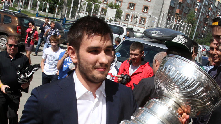 2014 год. Вячеслав ВОЙНОВ с Кубком Стэнли в Челябинске. Фото Игорь ЗОЛОТАРЕВ 2014 год. Вячеслав ВОЙНОВ с Кубком Стэнли в Челябинске. Фото Игорь ЗОЛОТАРЕВ