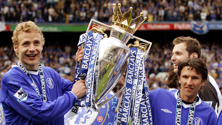 Иржи ЯРОШИК и Алексей СМЕРТИН с кубком чемпионов Англии. Фото REUTERS Иржи ЯРОШИК и Алексей СМЕРТИН с кубком чемпионов Англии. Фото REUTERS