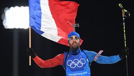 Сегодня. Пхенчхан. Мартен ФУРКАД финиширует с французским флагом в смешанной эстафете на Олимпийских играх.