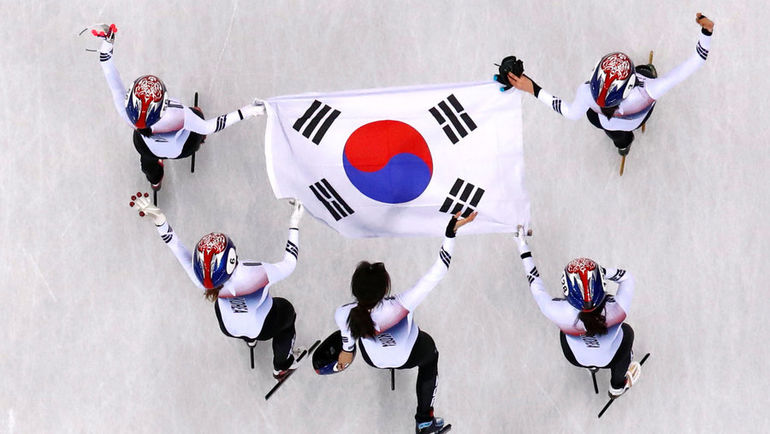 Сборная Кореи празднует победу в эстафете. Фото AFP Сборная Кореи празднует победу в эстафете. Фото AFP