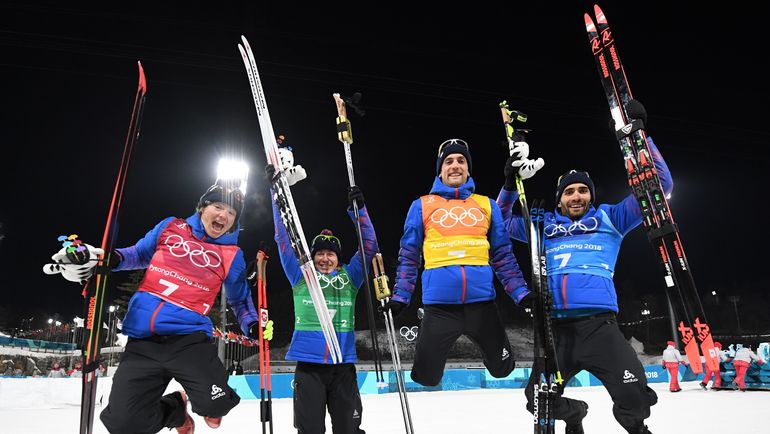 Сборная Франции празднует победу в смешанной эстафете. Фото AFP Сборная Франции празднует победу в смешанной эстафете. Фото AFP