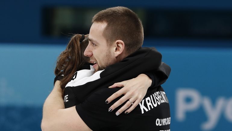 Александр КРУШЕЛЬНИЦКИЙ и Анастасия БРЫЗГАЛОВА. Фото REUTERS Александр КРУШЕЛЬНИЦКИЙ и Анастасия БРЫЗГАЛОВА. Фото REUTERS