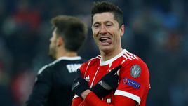 Вторник. Мюнхен. "Бавария" - "Бешикташ" - 5:0. Роберт ЛЕВАНДОВСКИ празднует свой очередной гол.