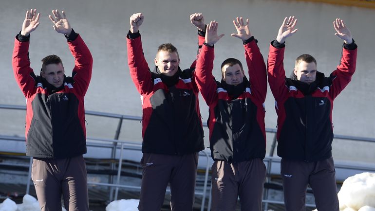 Латвийские бобслеисты (слева направо) Оскар МЕЛБАРДИС, Даумантс ДРЕЙКЕШ, Арвинс ВИЛКАСТЕ и Янис СТРЕНГЕ. Фото AFP Латвийские бобслеисты (слева направо) Оскар МЕЛБАРДИС, Даумантс ДРЕЙКЕШ, Арвинс ВИЛКАСТЕ и Янис СТРЕНГЕ. Фото AFP