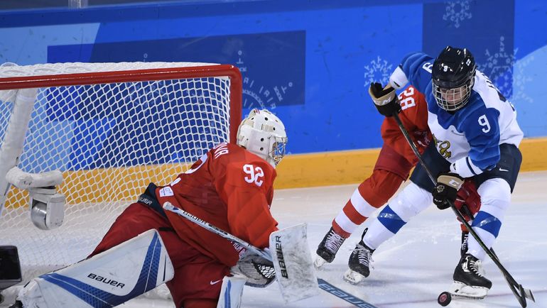 Вратарь сборной России Надежда МОРОЗОВА (слева). Фото AFP Вратарь сборной России Надежда МОРОЗОВА (слева). Фото AFP